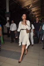 Sonam Kapoor snapped at the Airport in Mumbai on 4th April 2012 (4).JPG
